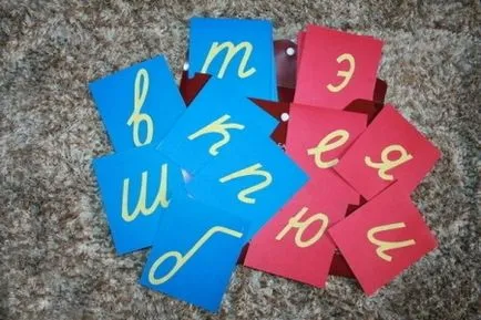 bord Montessori și alte materiale cu mâinile (46 poze) jocuri și manuale, cutie, dur și scrisori