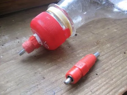 Două instrucțiuni cum să facă un tip biberon pentru pui cu mâinile lor