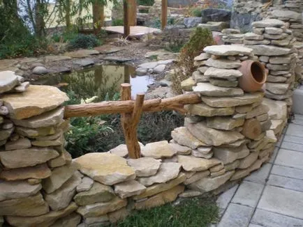 Casa este din piatră naturală și de construcție din piatră naturală