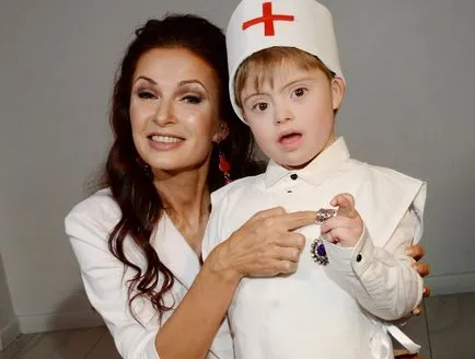 Evelyn Bledans și alte mame fericite copii neobisnuite (Bledans) Evelyn Bledans și alte mama fericită neobișnuit de copii