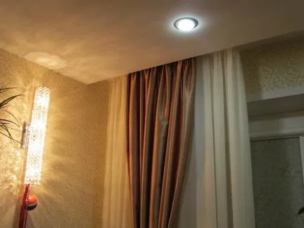 Perdele pentru perdele pentru imagine plafon suspendat, care este cel mai bine atunci când a suspendat și cum să se stabilească de nișă ascunse
