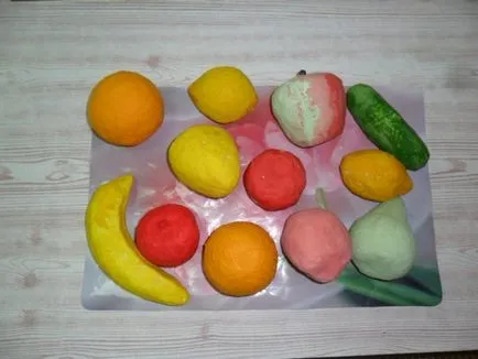 Fructele și legumele cu mâinile