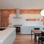 Interior și bucătărie de design, cu două ferestre, ferestre mari și mici din fotografie