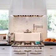 Interior și bucătărie de design, cu două ferestre, ferestre mari și mici din fotografie