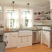 Interior și bucătărie de design, cu două ferestre, ferestre mari și mici din fotografie