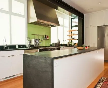Interior și bucătărie de design, cu două ferestre, ferestre mari și mici din fotografie