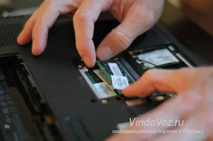 Cum de a adăuga memorie la un laptop (a) Cum de a adăuga memorie la un laptop