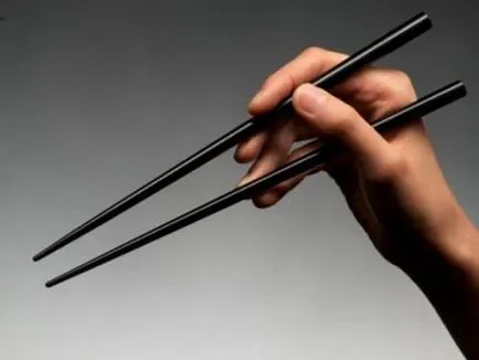 Cum să mănânce tăiței cu betisoarele (chineză) Cum să mănânce tăiței cu betisoarele