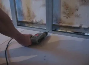 Deoarece profilul metalic fixat pe perete