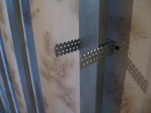 Deoarece profilul metalic fixat pe perete