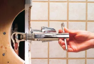 Cum de a stabili un robinet în defectele de proiectare baie ale lucrării în etapele de instrucțiuni (pentru a fixa) Cum de a stabili un robinet în defectele de proiectare baie ale lucrării în etape de instruire