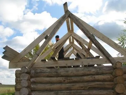 Cum de a ridica plafonul într-o clădire veche din lemn cu mâinile sale foto și video