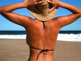 Cum se face plajă pe plajă într-un costum de baie sau gol