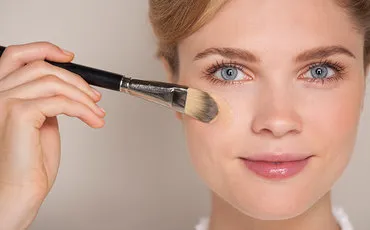 Cum să aplici fondul de ten pe fata ta, revista cosmopolită