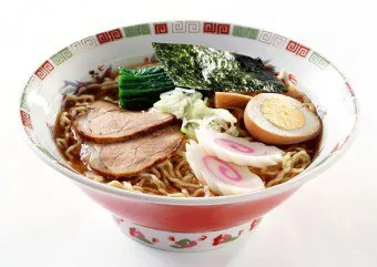 Cum de a găti supă ramen coreean cu carne de pui, ulei de susan și sos de soia (file) Cum de a găti supă ramen coreean cu carne de pui, ulei de susan și sos de soia