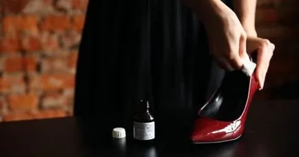 Cum de a distribui pantofi care sunt prea strânse și tehnici de piele și alte materiale, clipuri video și fotografii frecat