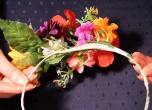 Cum sa faci o coroană de flori pe cap cu mâinile