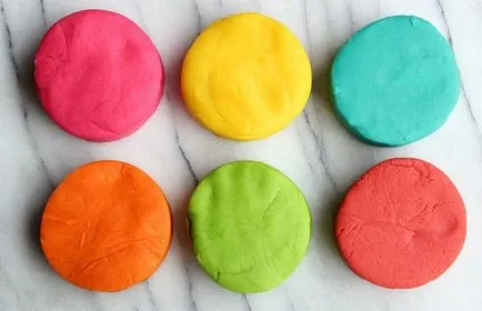 Cum sa faci lut colorat de casă cu mâinile lor