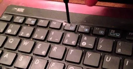 Cum de a elimina butoanele și tastatura de pe un laptop