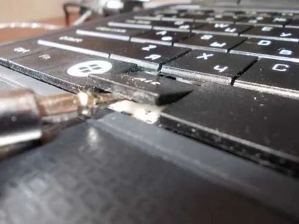 Scoaterea și reinstalarea cheie și a curăța tastatura de laptop (elimina) Scoaterea și reinstalarea cheie și pentru a curăța o tastatură de laptop