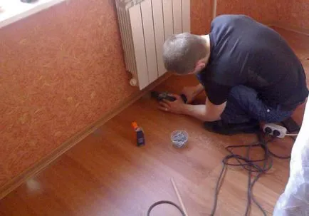 Cum se instalează un soclu pe aplicarea de linoleum, cum se pune pe podea (de instalare) Cum se instalează un soclu pe aplicarea de linoleum, cum să pună pe podea
