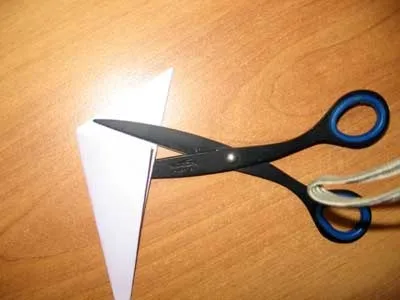 Cum se taie fulgi de zăpadă din hârtie cu mâinile în etape