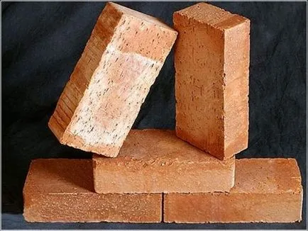 Cărămizi cu mâinile lor de formare, prăjire