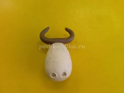 Vaca din lut cu mâinile lor