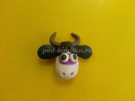 Vaca din lut cu mâinile lor