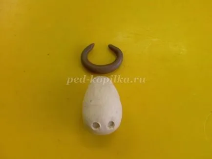 Vaca din lut cu mâinile lor