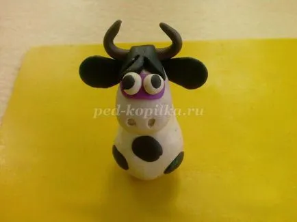 Vaca din lut cu mâinile lor