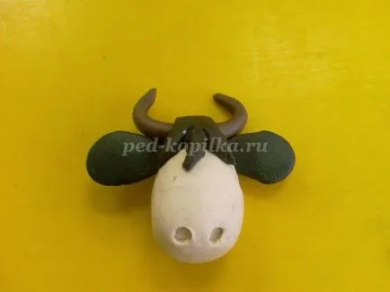 Vaca din lut cu mâinile lor