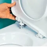 Atașarea capacului de toaletă cu mâinile