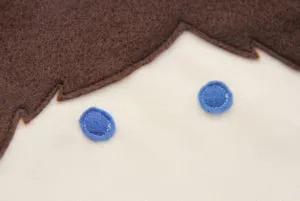 Doll pentru un băiat cu mâinile