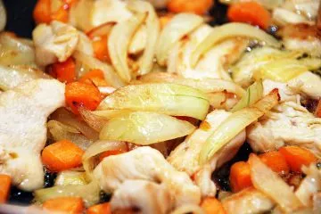 Pui cu ciuperci și cartofi - tocană de legume cu carne de pui