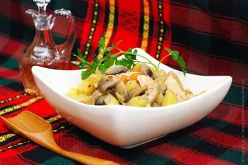 Pui cu ciuperci și cartofi - tocană de legume cu pui