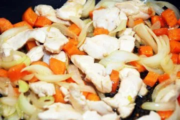Pui cu ciuperci și cartofi - tocană de legume cu carne de pui