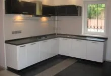 Bucătărie cu fereastra de colț, fotografii de design cu două ferestre, de design, de mijloc, ferestre mari, din plastic