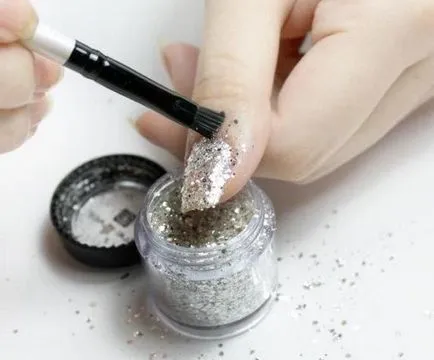 Manichiura Glitter design eficient pentru orice ocazie