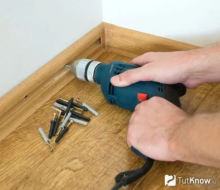 Instalarea de plinte pe podea, cu mâinile lor