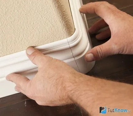 Instalarea de plinte pe podea, cu mâinile lor