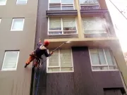 Spalare ferestre si fatade cu mâinile lor ca alpiniști (curățenie) de lucru Spalare ferestre si fatade cu mâinile lor ca lucreaza alpiniști