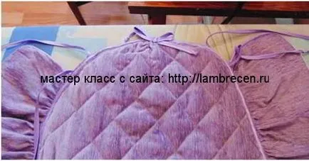 Capul pe un scaun cu mâinile sale mâini, perdele, Lambrichene, textile de casa proprii