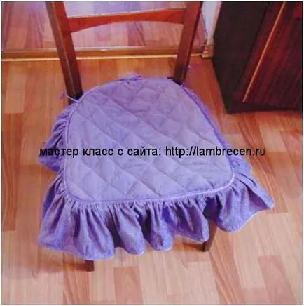 Capul pe un scaun cu mâinile sale mâini, perdele, Lambrichene, textile de casa proprii