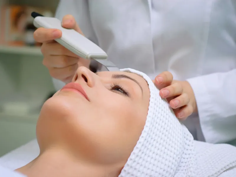 Deasupra pleoapei superioare atârnă ochii (pleoapelor) Atârnă deasupra ochilor pleoapei superioare