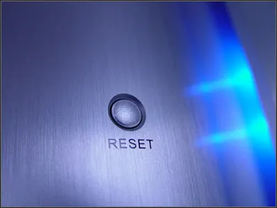 Nu utilizați butonul de resetare de pe computer!