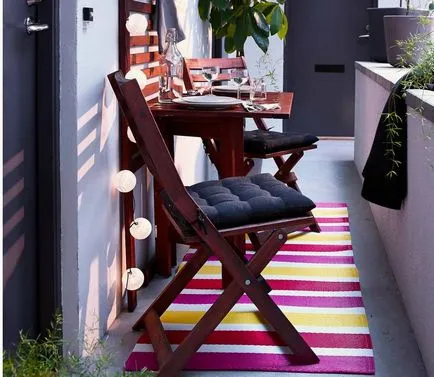 masă pliantă pe balcon cu mâinile pliere, desfășurare, modul de a face, fotografie, mobila pe balcon,