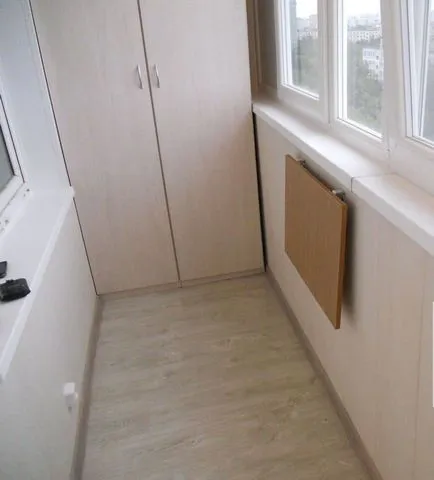masă pliantă pe balcon cu mâinile pliere, desfășurare, modul de a face, fotografie, mobila pe balcon,