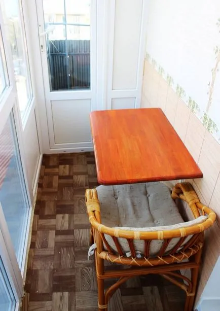 masă pliantă pe balcon cu mâinile pliere, desfășurare, modul de a face, fotografie, mobila pe balcon,
