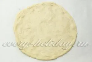 Pizza cu cârnați, roșii și brânză rețetă cu fotografie (zahăr) Pizza cu cârnați, roșii și brânză rețetă cu o fotografie